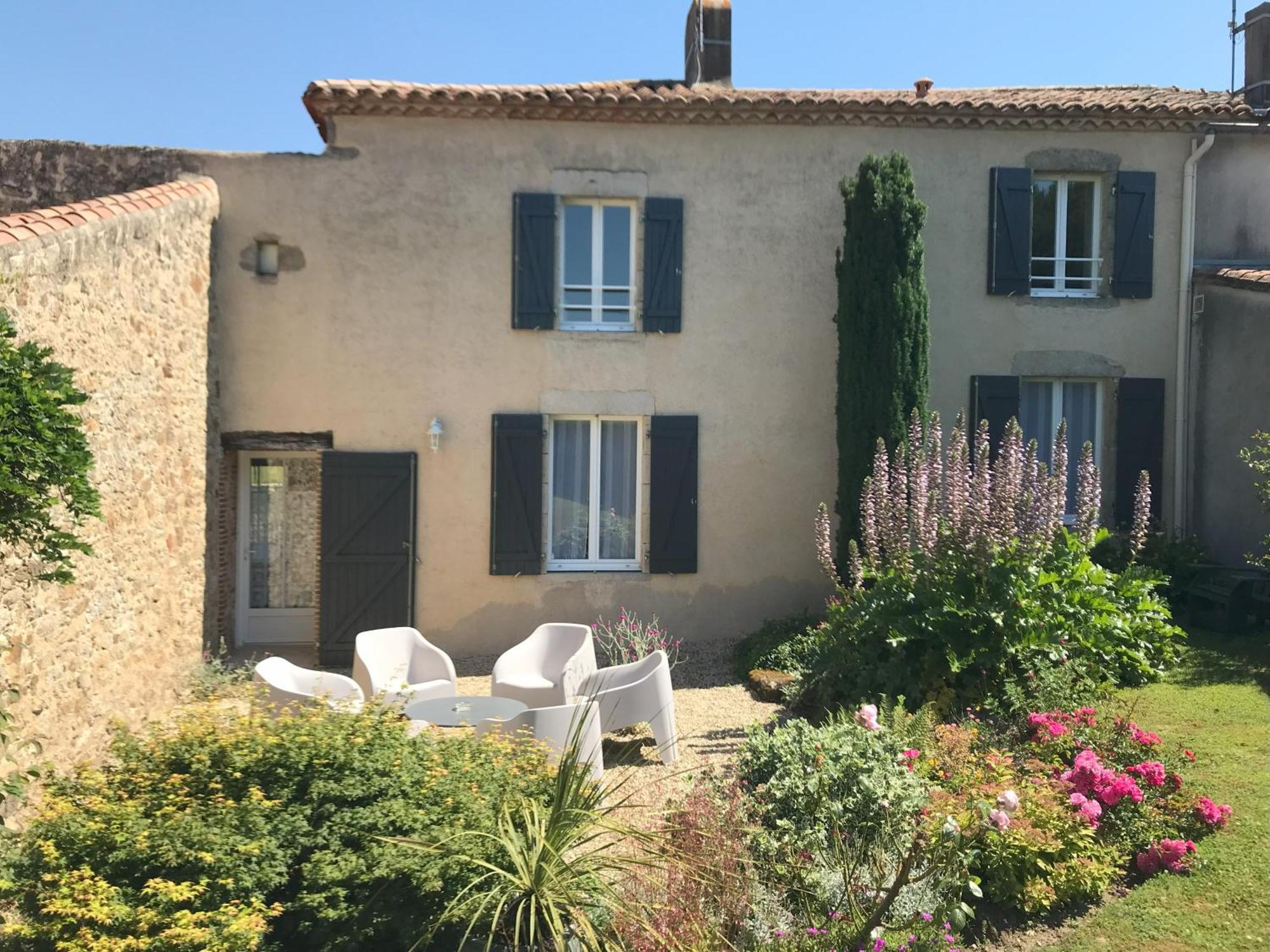 Chambres D'Hotes Les Laitieres Beaurepaire  Exterior photo